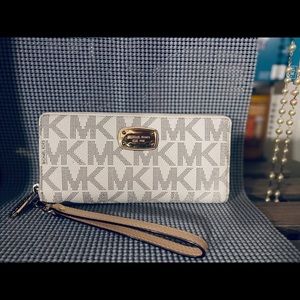 Michael Kors  Wallet Wristlet